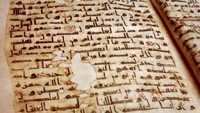 3. Naskah Topkapi   Naskah Topkapi juga diklaim sebagai salah satu Al-Quran tertua di dunia. Saat ini naskah Topkapi berada di Museum Istana Topkapi, Istanbul, Turki. Naskah Topkapi diperkirakan berasal dari sekitar awal hingga pertengahan abad ke-8 dan merupakan teks Al-Quran yang hampir lengkap. Foto: Oldest