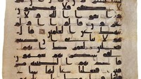 2. Al-Quran Kufi Samarkand (Al-Quran Utsman)   Al-Quran ini diperkirakan ditulis pada tahun 765 M - 855 M. Saat ini, Al-Quran Kufi Samarkand berada di Perpustakaan Hast Imam, Tashkent, Uzbekistan. Tanggal penulisan naskah ini sangat bervariasi antara tahun 595 M – 855 M. Namun, sebagian besar peneliti setuju bahwa kemungkinan besar naskah ini ditulis pada abad ke-8 atau ke-9. Foto: Oldest