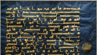 1. Blue QuranBlue Quran atau Al-Quran Biru adalah salah satu Al-Quran kuno yang paling terkenal sekaligus paling indah di dunia. Manuskrip tersebut diperkirakan dibuat antara akhir abad ke-9 hingga awal abad ke-10. Sesuai dengan namanya, lembaran Al-Quran ini berwarna biru dan ditulis dengan tinta emas. Foto: Oldest