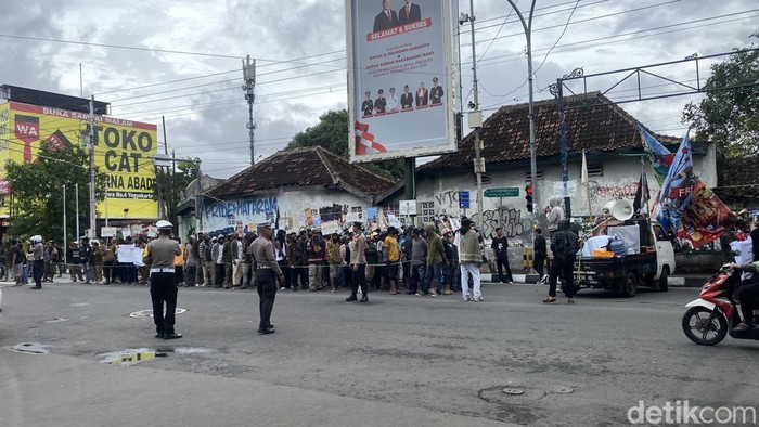 Aliansi Mahasiswa Papua menggelar aksi demo di Jalan Kusumanegara Jogja, Minggu (1/12/2024).