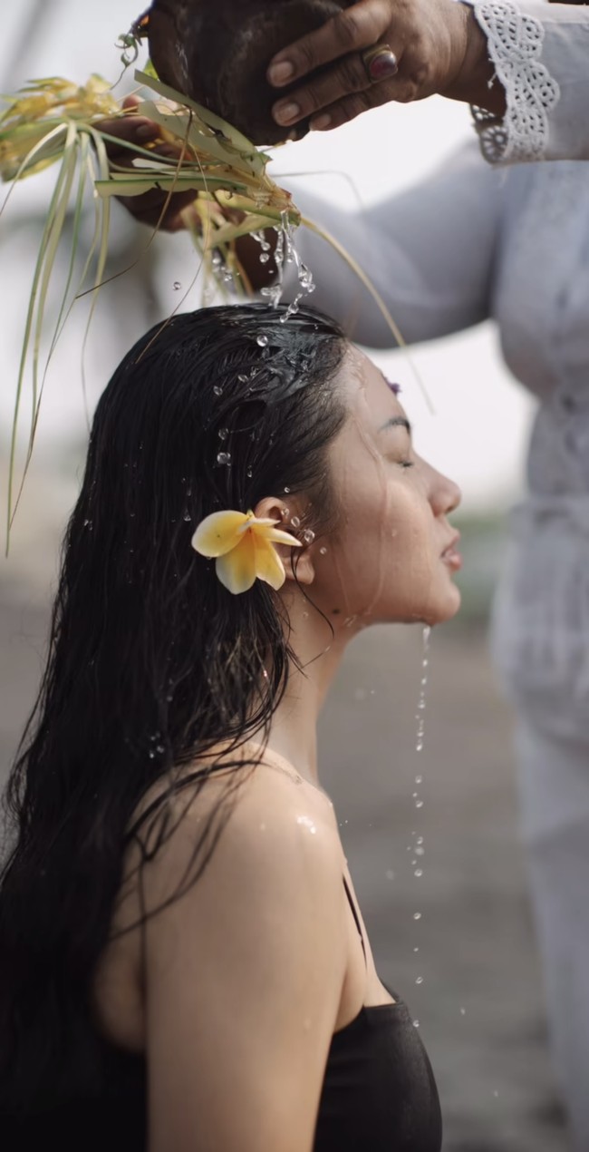 Momen Ariel saat menjalani tradisi melukat itu dibagikannya melalui video singkat di Instagram. Tampil natural dengan rambut panjang terurai, pesona Ariel Tatum berhasil bikin salfok. Foto: Instagram/@arieltatum