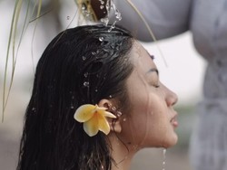 7 Foto Ariel Tatum Jalani Melukat di Bali, Pesonanya Bikin Salfok