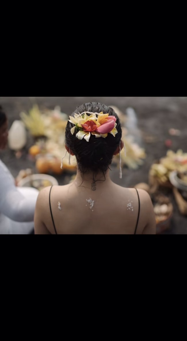 Mengenakan pakaian terbuka, beberapa tato di tubuh Ariel pun terekspos. Salah satunya yang berada di bagian belakang leher Ariel. Foto: Instagram/@arieltatum