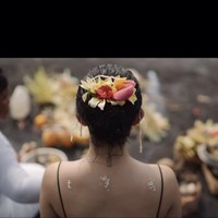 Mengenakan pakaian terbuka, beberapa tato di tubuh Ariel pun terekspos. Salah satunya yang berada di bagian belakang leher Ariel. Foto: Instagram/@arieltatum