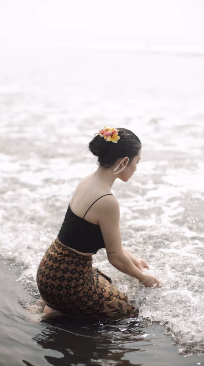 Selain di bagian belakang leher, di bagian belakang siku lengannya juga terlihat memiliki sebuah tato. Foto: Instagram/@arieltatum