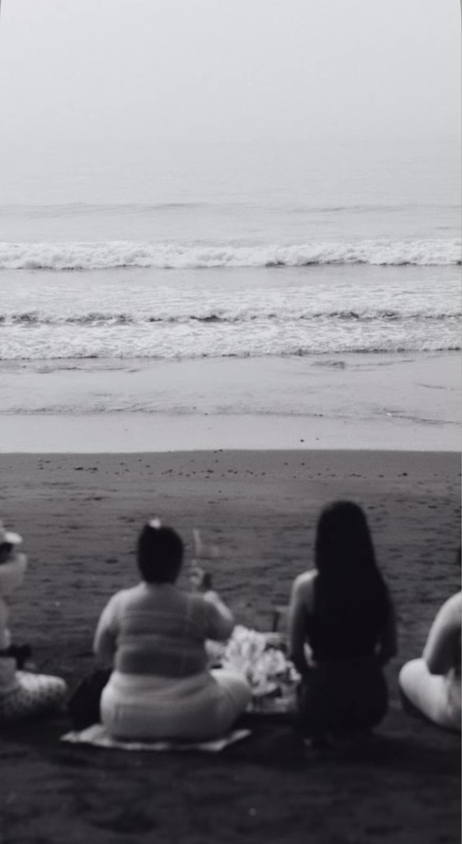 Artis cantik Ariel Tatum beberapa waktu lalu bertolak ke Bali. Di sana dirinya turut menjalani tradisi melukat yang bertujuan untuk membersihkan jiwa dan pikirannya dari energi negatif. Foto: Instagram/@arieltatum