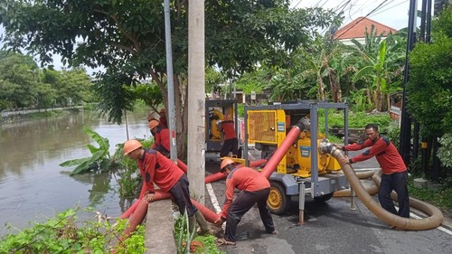 Petugas preservasi Dinas PUPR Badung menguras banjir di pemukiman sekitar sungai Tukad Mati Legian, Kecamatan Kuta, Minggu (1/12/2024). (Dok. Dinas PUPR Badung).