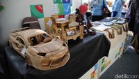 Beragam produk UMKM dari berbagai daerah dipamerkan.