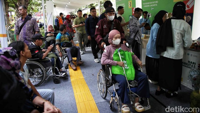 Beragam Produk UMKM Dipamerkan dalam Hari Disabilitas Internasional Beragam produk UMKM hadir pada peringatan Hari Disabilitas Internasional di Taman Ismail Marzuki, Jakarta, Minggu (1/12/2024). Nih produknya.