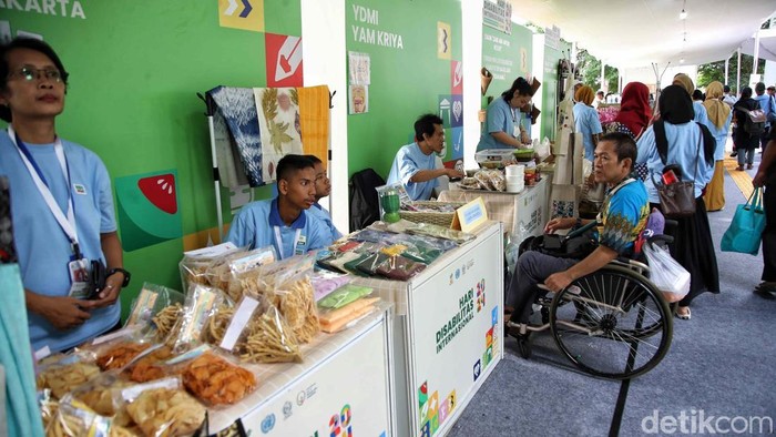 Beragam Produk UMKM Dipamerkan dalam Hari Disabilitas Internasional Beragam produk UMKM hadir pada peringatan Hari Disabilitas Internasional di Taman Ismail Marzuki, Jakarta, Minggu (1/12/2024). Nih produknya.