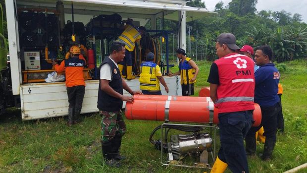 bpbd jatim bawa pompa sedot banjir di Desa Tambakrejo, Sumbermanjing Wetan, Kabupaten Malang