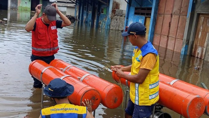 bpbd jatim bawa pompa sedot banjir di Desa Tambakrejo, Sumbermanjing Wetan, Kabupaten Malang