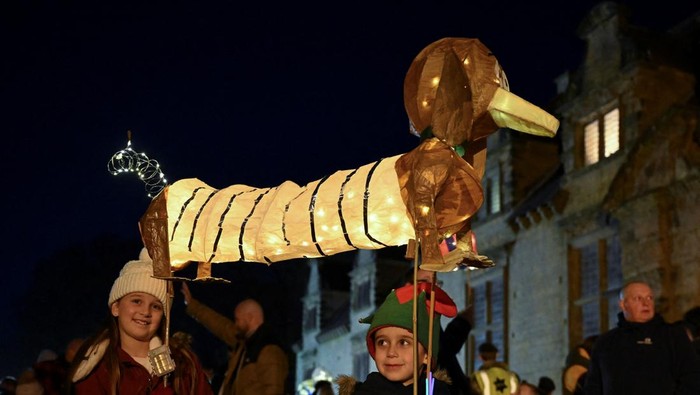 Locals gather at Bolsover Castle with their lanterns before the lantern parade in Bolsover, Derbyshire, Britain, November 30, 2024. REUTERS/Jaimi Joy