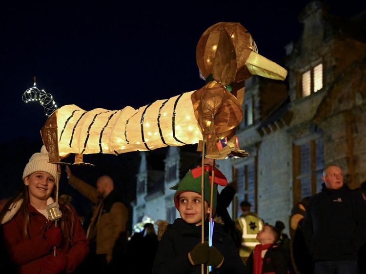 Meriah! Parade Lentera di Bolsover Inggris