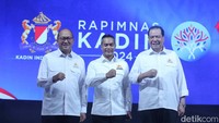 Ketua Umum Kamar Dagang Indonesia Anindya Bakrie, Chairman dan Founder CT Corp Chairul Tanjung dan Menteri Investasi dan Hilirisasi Indonesia Rosan Roeslani menghadiri Rapimnas Kadin di Hotel Mulia, Jakarta, Minggu (1/12/2024).