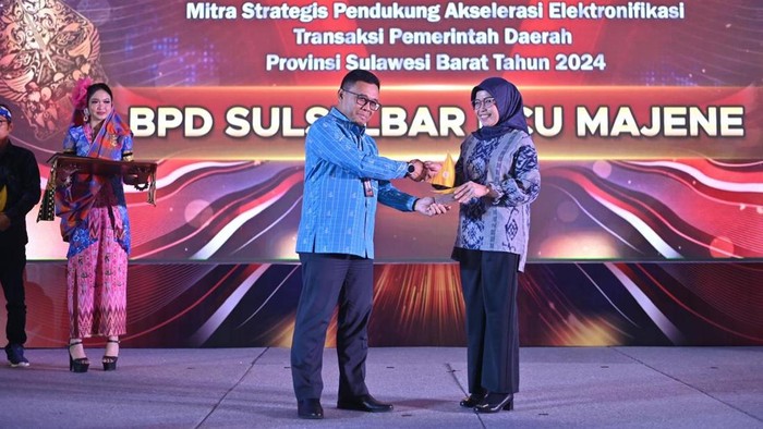 Direktur Kepatuhan Bank Sulselbar, Dian Anggriani Utina menerima penghargaan dalam ajang Bank Indonesia (BI) Award 2024.