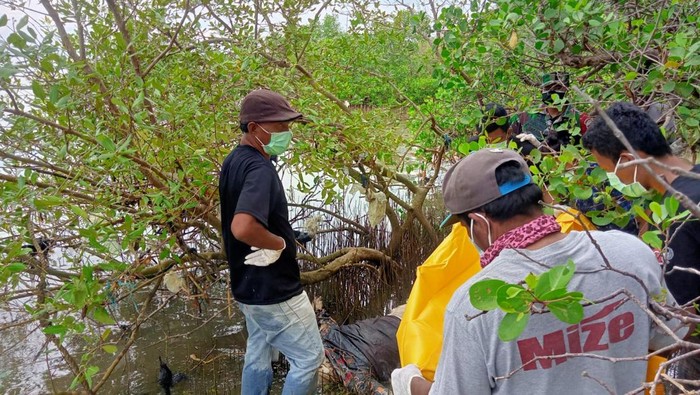 Evakuasi mayat pria memakai baju batik di Desa Patereman, Kecamatan Modung, Bangkalan.