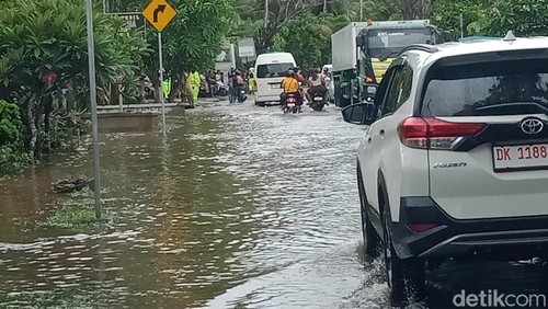 Genangan air mengganggu lalu lintas di Jalan Denpasar-Gilimanuk, tepatnya di Simpang Klampuak, Kelurahan Tegalcangkring, Kecamatan Mendoyo, Jembrana, Minggu (1/12/2024).