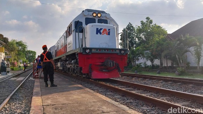Ilustrasi penumpang menaiki kereta api di Stasiun Malang.