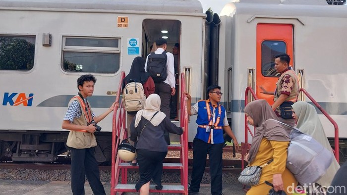 Ilustrasi penumpang menaiki kereta api di Stasiun Malang.