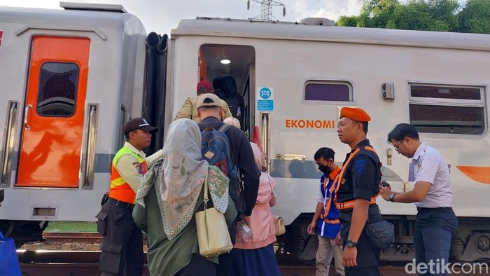 Ilustrasi penumpang menaiki kereta api di Stasiun Malang.