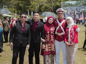 Haru Isra Mashel Sujud di Kaki Ibu Usai Wisuda Prabhatar Akademi TNI-Kepolisian