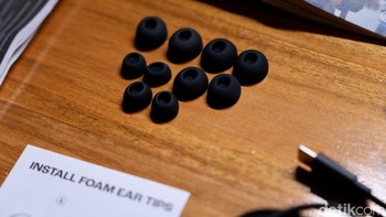 Eartips yang disertakan pun lengkap. Untuk eartips silikon tersedia dalam 5 ukuran, dari XS, S, M (terpasang di TWS), L, dan XL. Foto: detikINET/Anggoro Suryo Jati