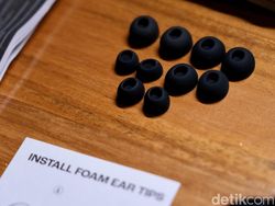 Unboxing JBL Tour Pro 3, TWS Besar yang Kaya Fitur