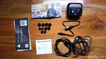 Untuk sebuah TWS, paket penjualan Tour Pro 3 terbilang lengkap. Menariknya, ada tiga buah kabel yang disertakan, yaitu USB-C to USB-A, USB-C to USB-C, dan USB-C to audio 3,5mm. Foto: detikINET/Anggoro Suryo Jati