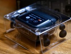 Unboxing JBL Tour Pro 3, TWS Besar yang Kaya Fitur