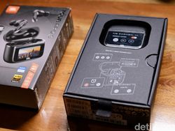 Unboxing JBL Tour Pro 3, TWS Besar yang Kaya Fitur