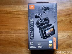 Unboxing JBL Tour Pro 3, TWS Besar yang Kaya Fitur
