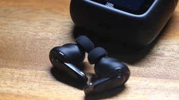 Masing-masing earbud-nya memiliki baterai 65 mAh. Baterainya diklaim dapat bertahan hingga 11 jam dengan ANC mati, atau hingga delapan jam dengan ANC aktif. Sementara itu charging case-nya memiliki baterai 850 mAh yang bisa menambah durasi mendengarkan lagu hingga 44 jam. Foto: detikINET/Anggoro Suryo Jati