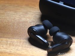 Unboxing JBL Tour Pro 3, TWS Besar yang Kaya Fitur