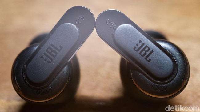 Review JBL Tour Pro 3, Fiturnya Komplit