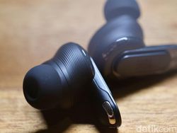 Unboxing JBL Tour Pro 3, TWS Besar yang Kaya Fitur