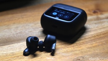Smart Charging case ini sedikit lebih kecil dibanding Tour 2, namun tetap sangat besar jika dibanding case TWS pada umumnya. Foto: detikINET/Anggoro Suryo Jati