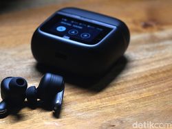 Unboxing JBL Tour Pro 3, TWS Besar yang Kaya Fitur