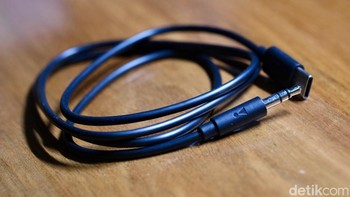 Ini adalah kabel USB-C to audio 3,5mm yang berguna untuk memfungsikan Smart Charging case menjadi audio trasmitter. Foto: detikINET/Anggoro Suryo Jati