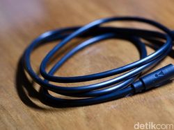 Unboxing JBL Tour Pro 3, TWS Besar yang Kaya Fitur