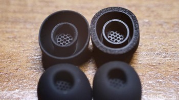 Selain eartips silikon, JBL juga menyertakan eartips berbahan kombinasi silikon dan foam, yang tersedia dalam satu ukuran. Foto: detikINET/Anggoro Suryo Jati