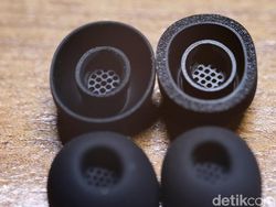 Unboxing JBL Tour Pro 3, TWS Besar yang Kaya Fitur