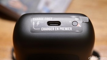Di bagian bawah ada port USB-C dan tombol pairing. Foto: detikINET/Anggoro Suryo Jati