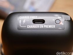 Unboxing JBL Tour Pro 3, TWS Besar yang Kaya Fitur