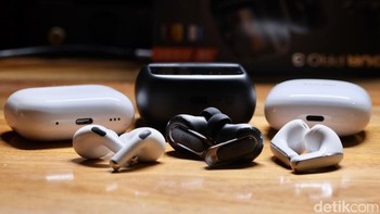 Perbandingan ketebalan casing JBL Tour Pro 3 dengan AirPods Pro gen 2 dan Xiaomi Mi Buds 5. Foto: detikINET/Anggoro Suryo Jati
