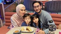Di Instagramnya, suami dari Syahnaz Sadiqah ini kerap membagikan momen kulinerannya. Salah satunya momen makan bersama keluarga. Foto: Instagram @ritchieismail