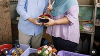 Saat blusukan di masa kampanye, Jeje sempat mampir ke salah satu warung seblak yang ada di wilayah Bandung Barat. Foto: Instagram @ritchieismail