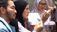 Ditemani sang istri, Jeje cicip mochi dari gerai UMKM yang dikunjunginya. Foto: Instagram @ritchieismail