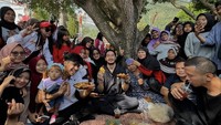 Sempatkan diri untuk kulineran di sela-sela kampanyenya, Jeje akrab makan bareng dengan warga yang ada di Cililin. Foto: Instagram @ritchieismail