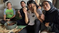 Begini keseruan Jeje saat mampir ke rumah produksi kue wajik dan langsung mencicipinya di sana. Foto: Instagram @ritchieismail